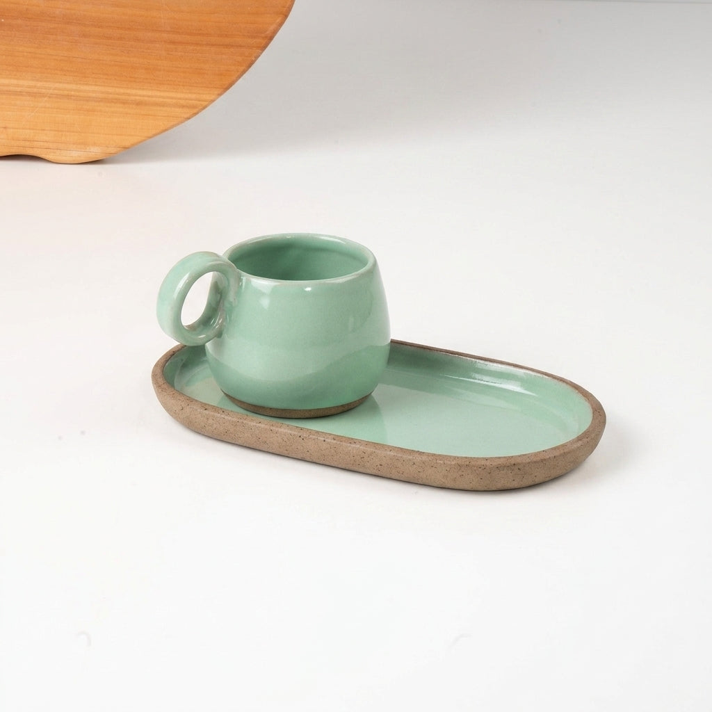 Xícara Cumbuca com Alça em Laço com pires alongado em cerâmica artesanal — tamanho 180ML, argila Cappuccino, esmalte Verde Menta