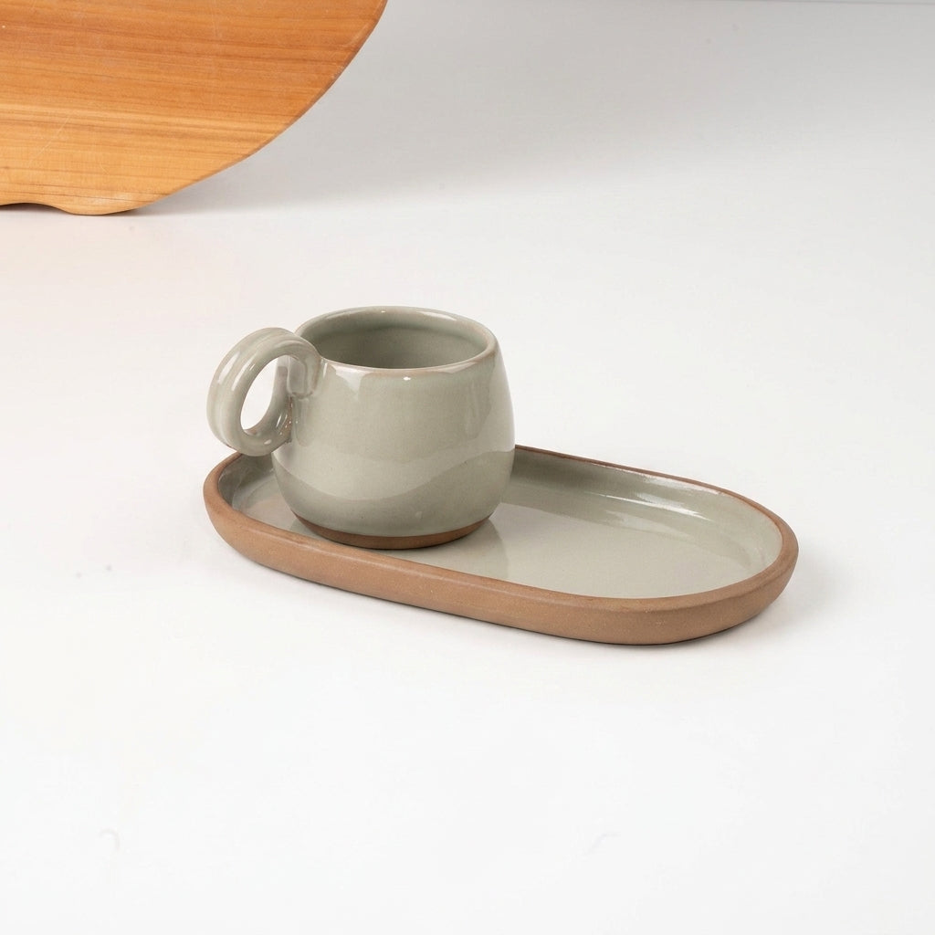 Xícara Cumbuca com Alça em Laço com pires alongado em cerâmica artesanal — tamanho 180ML, argila Cappuccino, esmalte Verde Pompeia