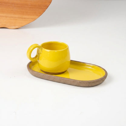 Xícara Cumbuca com Alça em Laço com pires alongado em cerâmica artesanal — tamanho 180ML, argila Flocos, esmalte Amarelo Intenso
