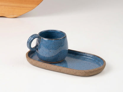 Xícara Cumbuca com Alça em Laço com pires alongado em cerâmica artesanal — tamanho 180ML, argila Flocos, esmalte Azul Safira