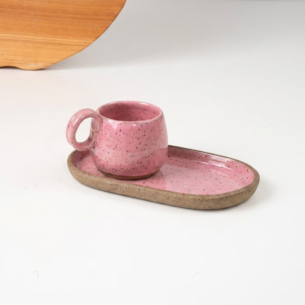 Xícara Cumbuca com Alça em Laço com pires alongado em cerâmica artesanal — tamanho 180ML, argila Flocos, esmalte Rosa Barbie
