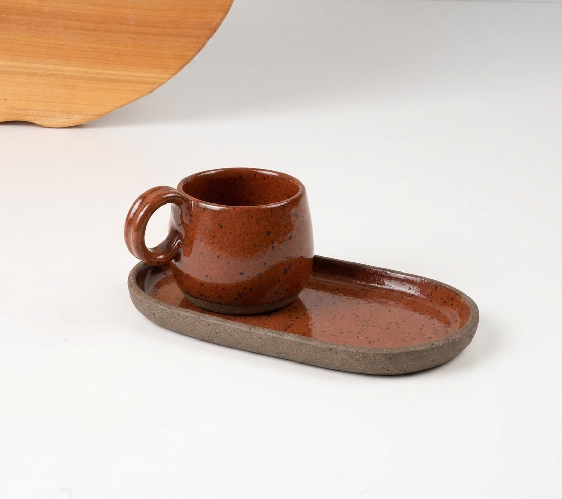 Xícara Cumbuca com Alça em Laço com pires alongado em cerâmica artesanal — tamanho 180ML, argila Flocos, esmalte Sol de Terracota