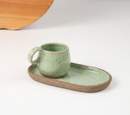 Xícara Cumbuca com Alça em Laço com pires alongado em cerâmica artesanal — tamanho 180ML, argila Flocos, esmalte Verde Menta