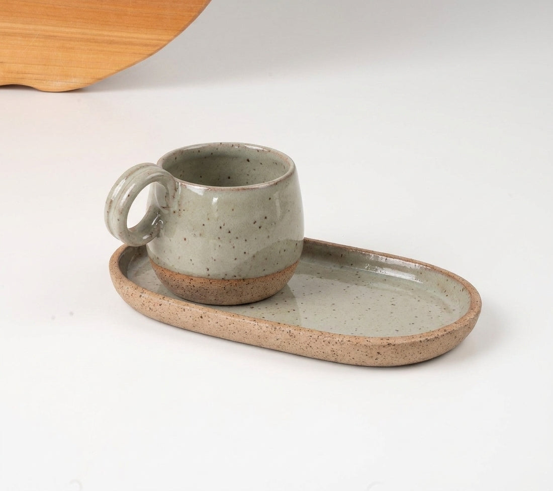 Xícara Cumbuca com Alça em Laço com pires alongado em cerâmica artesanal — tamanho 180ML, argila Flocos, esmalte Verde Pompeia