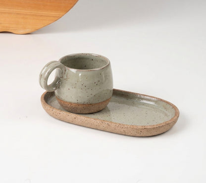 Xícara Cumbuca com Alça em Laço com pires alongado em cerâmica artesanal — tamanho 180ML, argila Flocos, esmalte Verde Pompeia