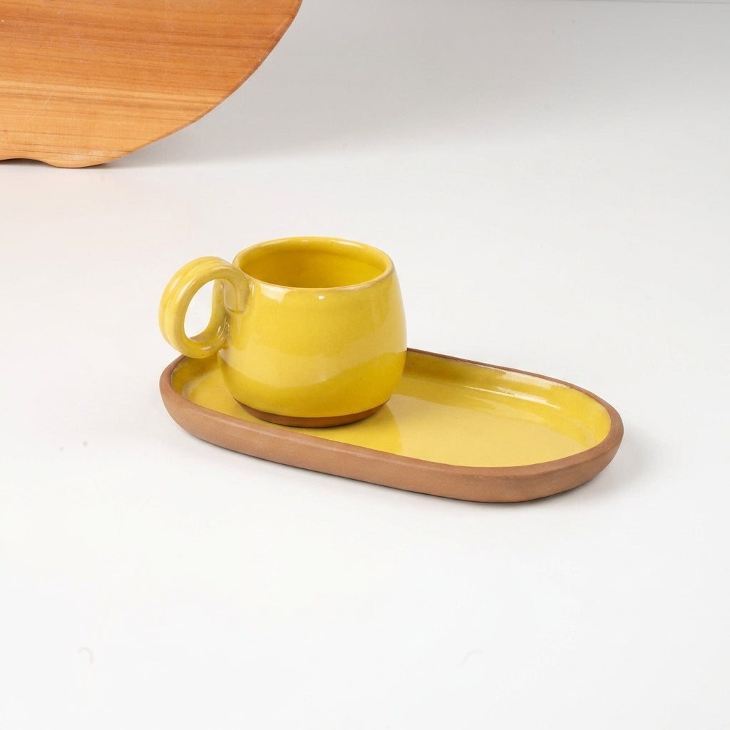 Xícara Cumbuca com Alça em Laço com pires alongado em cerâmica artesanal — tamanho 250ML, argila Cappuccino, esmalte Amarelo Intenso