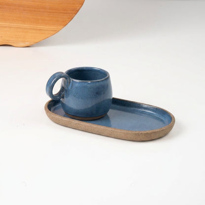 Xícara Cumbuca com Alça em Laço com pires alongado em cerâmica artesanal — tamanho 250ML, argila Cappuccino, esmalte Azul Safira