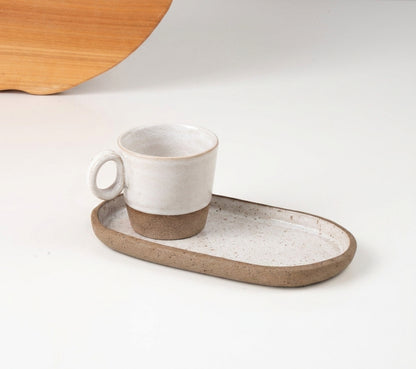 Xícara Cumbuca com Alça em Laço com pires alongado em cerâmica artesanal — tamanho 250ML, argila Cappuccino, esmalte Branco AMME