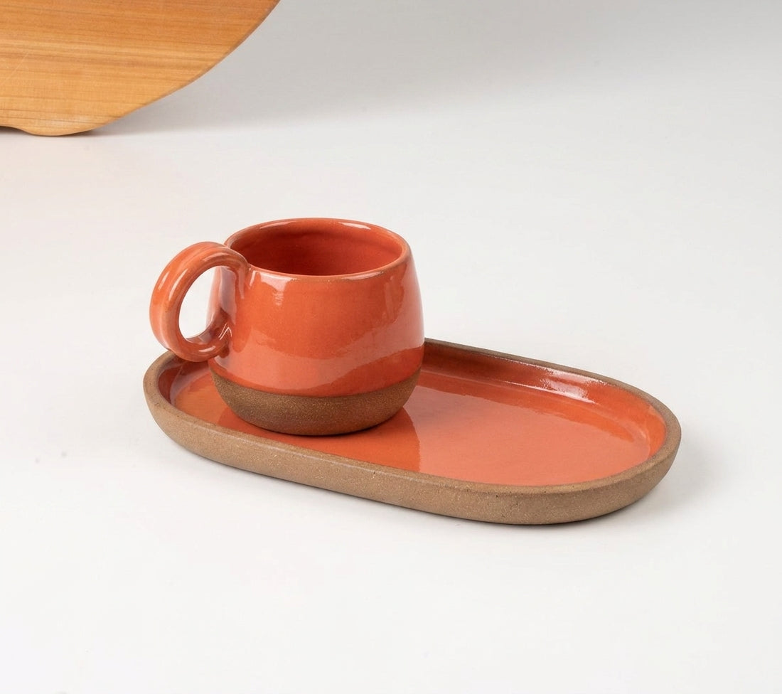 Xícara Cumbuca com Alça em Laço com pires alongado em cerâmica artesanal — tamanho 250ML, argila Cappuccino, esmalte Laranja Intenso