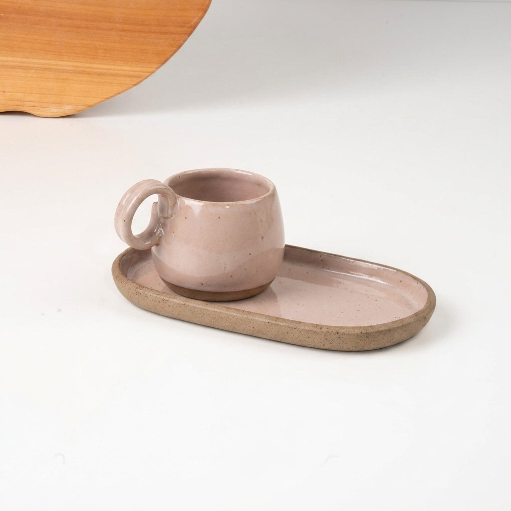 Xícara Cumbuca com Alça em Laço com pires alongado em cerâmica artesanal — tamanho 250ML, argila Cappuccino, esmalte Nude