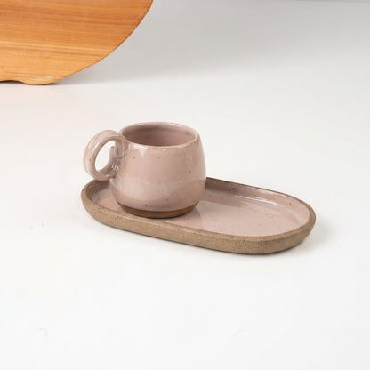 Xícara Cumbuca com Alça em Laço com pires alongado em cerâmica artesanal — tamanho 250ML, argila Cappuccino, esmalte Nude