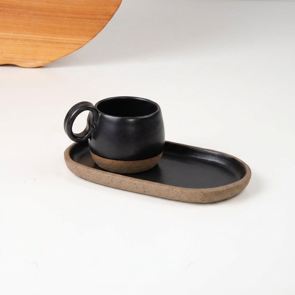 Xícara Cumbuca com Alça em Laço com pires alongado em cerâmica artesanal — tamanho 250ML, argila Cappuccino, esmalte Preto Acetinado