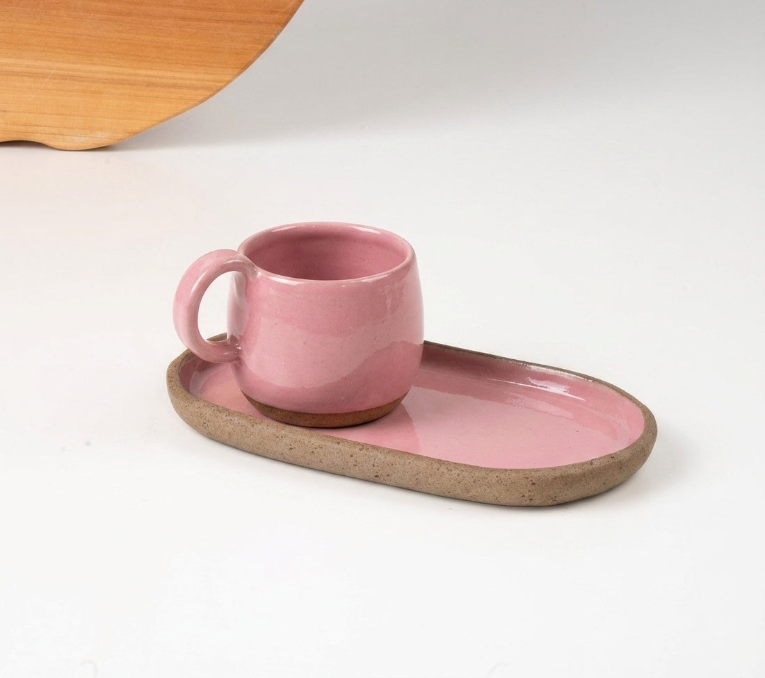 Xícara Cumbuca com Alça em Laço com pires alongado em cerâmica artesanal — tamanho 250ML, argila Cappuccino, esmalte Rosa Barbie