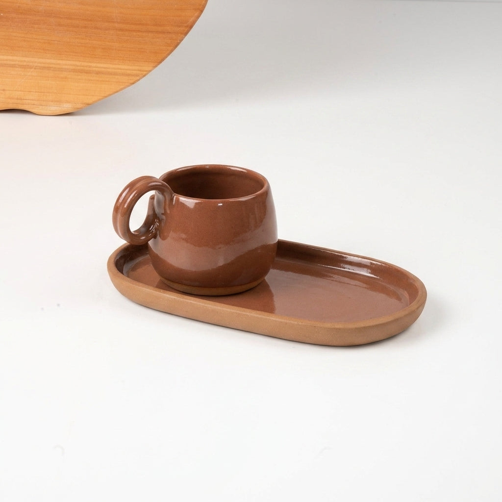 Xícara Cumbuca com Alça em Laço com pires alongado em cerâmica artesanal — tamanho 250ML, argila Cappuccino, esmalte Sol de Terracota
