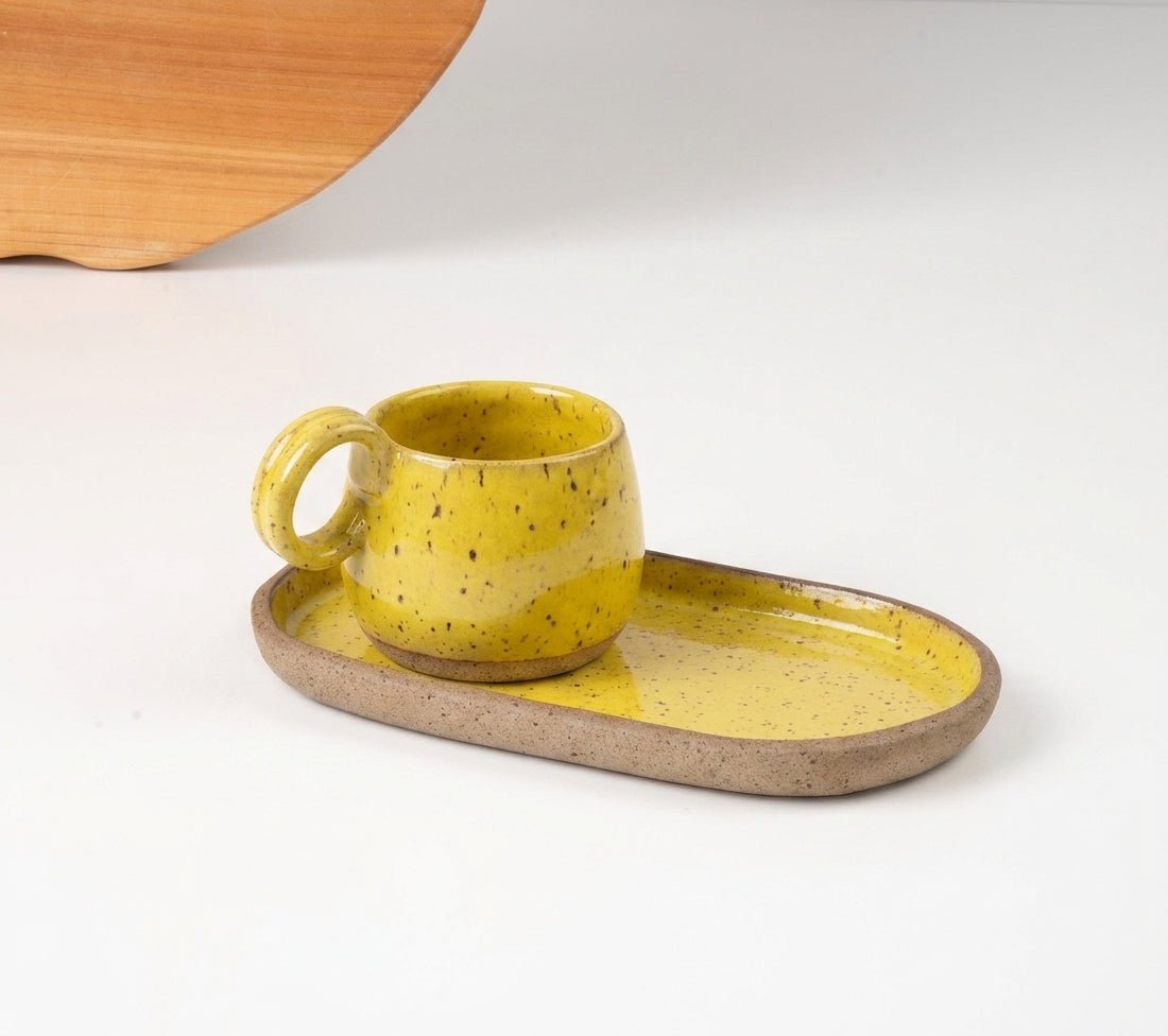 Xícara Cumbuca com Alça em Laço com pires alongado em cerâmica artesanal — tamanho 250ML, argila Flocos, esmalte Amarelo Intenso