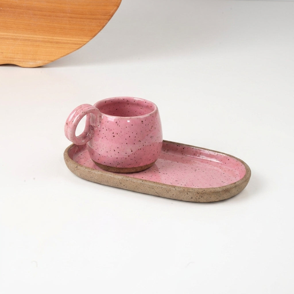 Xícara Cumbuca com Alça em Laço com pires alongado em cerâmica artesanal — tamanho 250ML, argila Flocos, esmalte Rosa Barbie