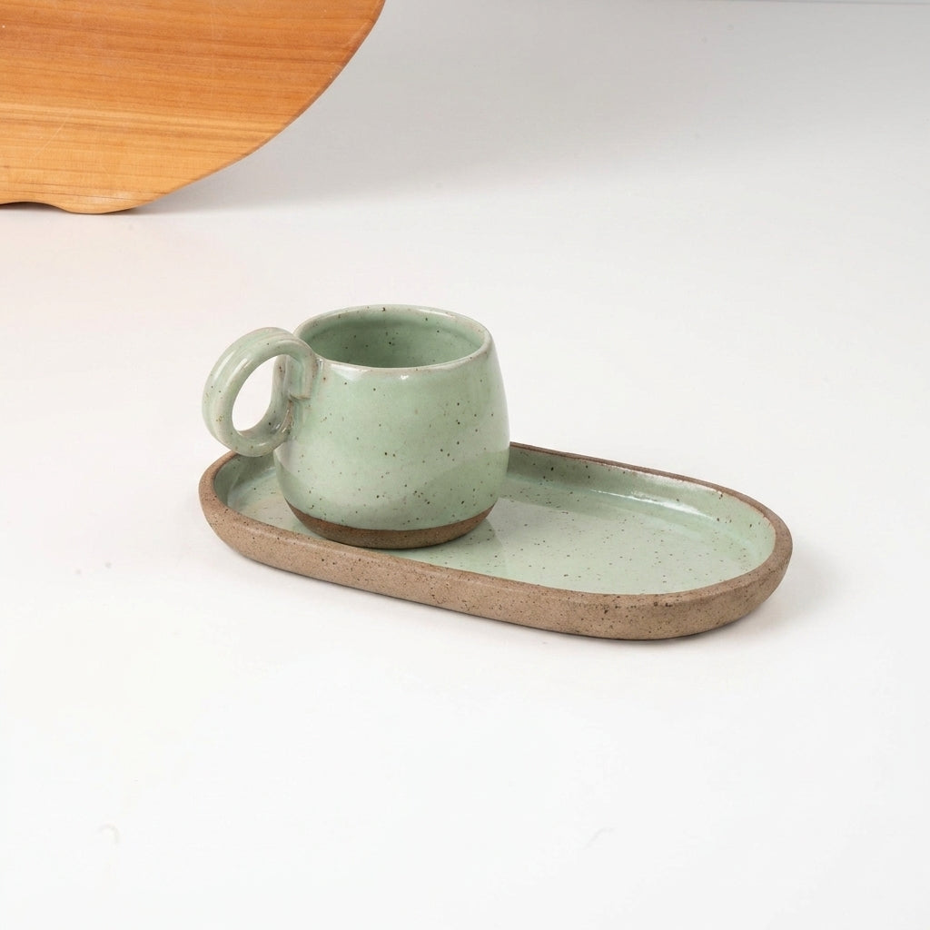 Xícara Cumbuca com Alça em Laço com pires alongado em cerâmica artesanal — tamanho 250ML, argila Flocos, esmalte Verde Menta