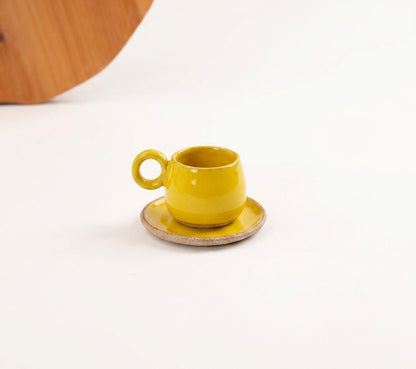 Xícara Cumbuca com Alça em Laço em cerâmica artesanal — tamanho 100ML, argila Cappuccino, esmalte Amarelo Intenso