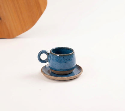 Xícara Cumbuca com Alça em Laço em cerâmica artesanal — tamanho 100ML, argila Cappuccino, esmalte Azul Safira