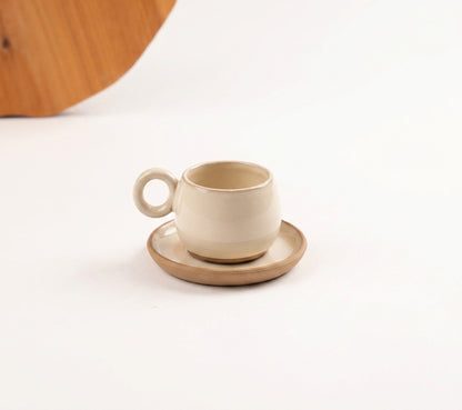Xícara Cumbuca com Alça em Laço em cerâmica artesanal — tamanho 100ML, argila Cappuccino, esmalte Branco AMME