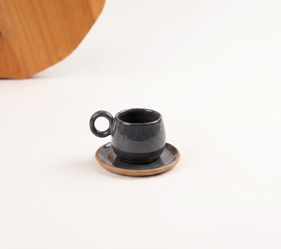 Xícara Cumbuca com Alça em Laço em cerâmica artesanal — tamanho 100ML, argila Cappuccino, esmalte Grafite
