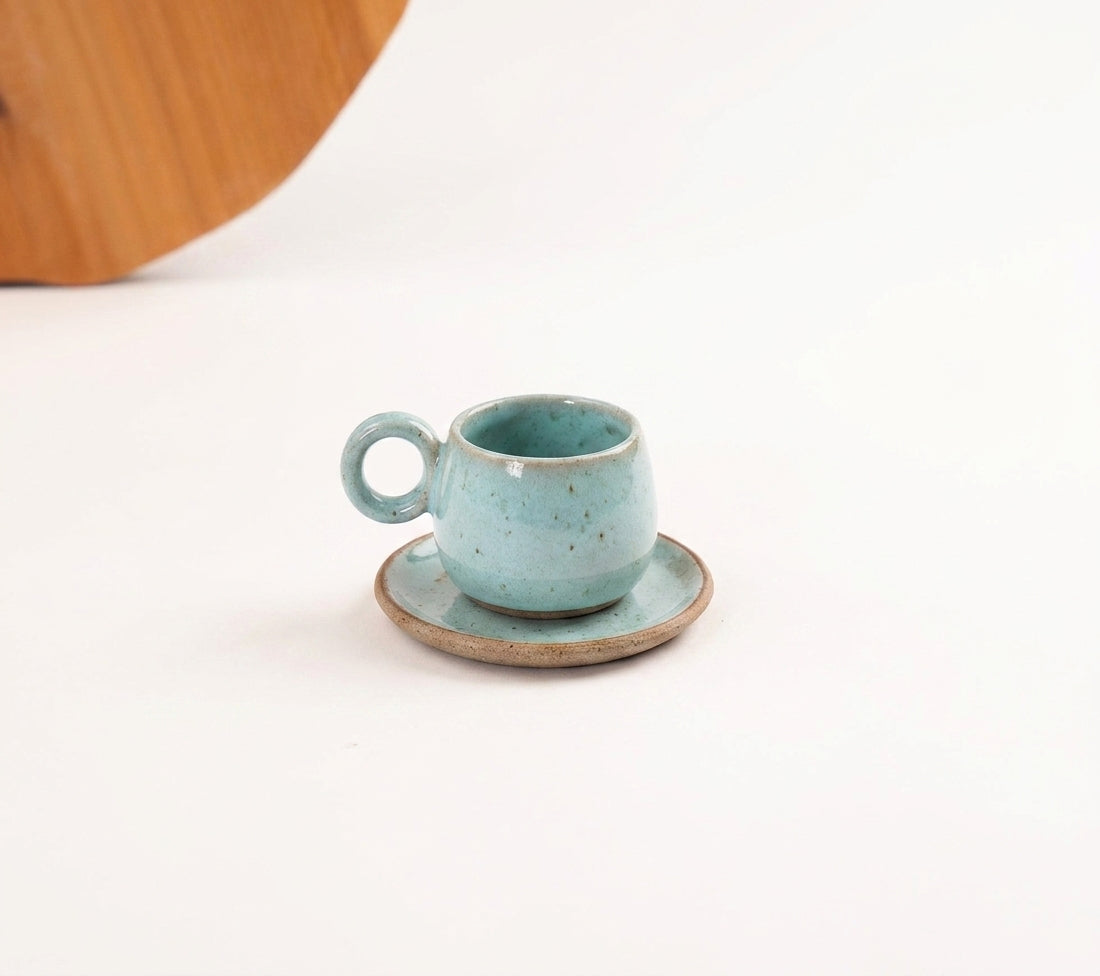 Xícara Cumbuca com Alça em Laço em cerâmica artesanal — tamanho 100ML, argila Cappuccino, esmalte Jujuba