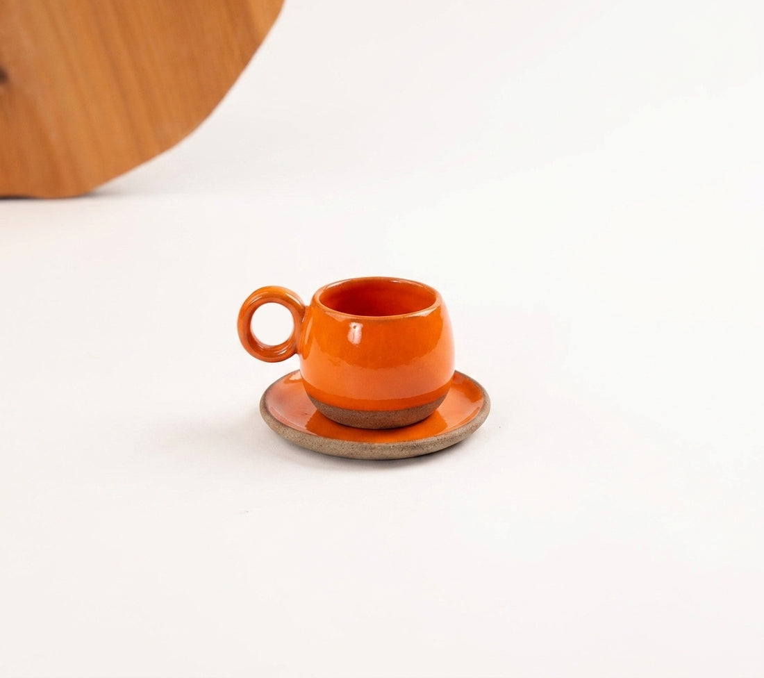 Xícara Cumbuca com Alça em Laço em cerâmica artesanal — tamanho 100ML, argila Cappuccino, esmalte Laranja Intenso