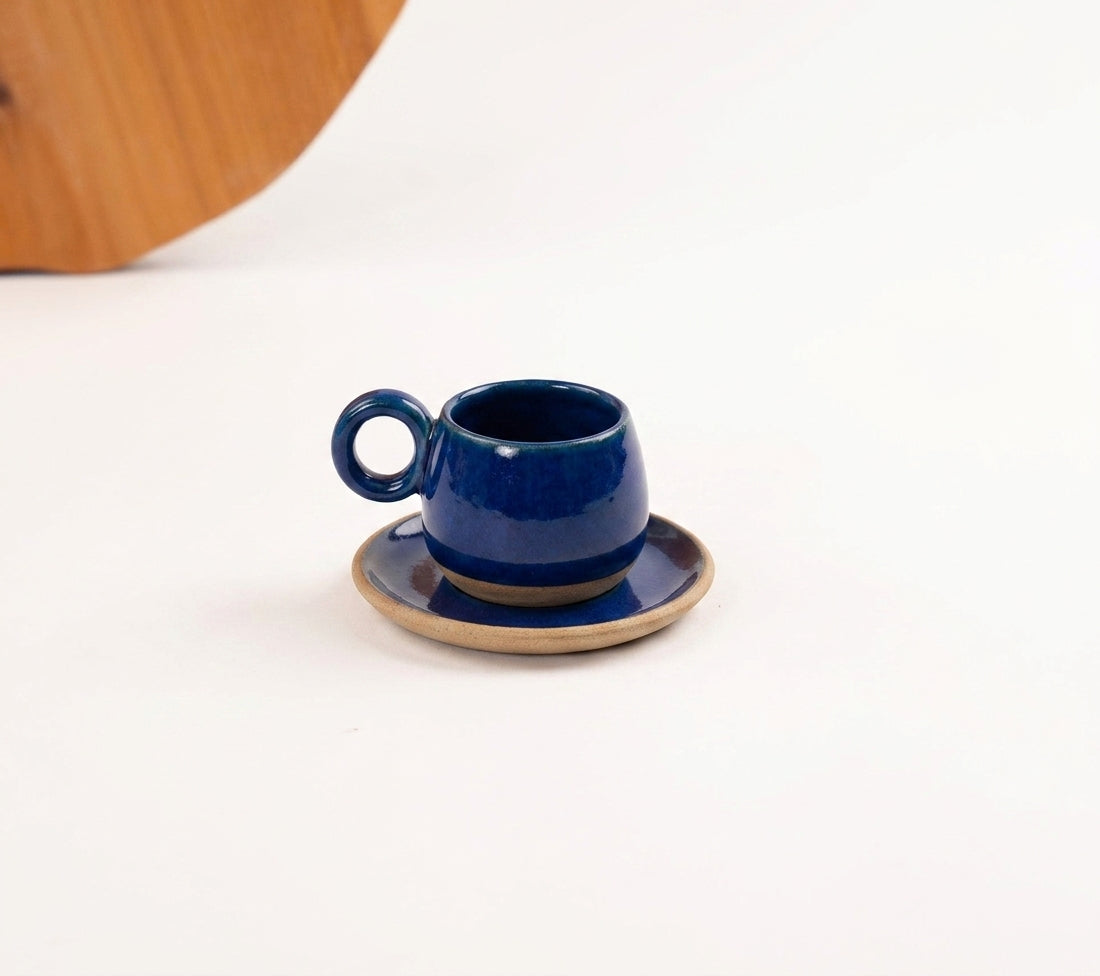 Xícara Cumbuca com Alça em Laço em cerâmica artesanal — tamanho 100ML, argila Cappuccino, esmalte Lazuli