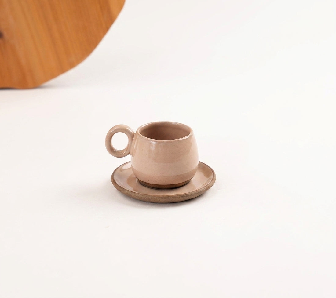 Xícara Cumbuca com Alça em Laço em cerâmica artesanal — tamanho 100ML, argila Cappuccino, esmalte Nude