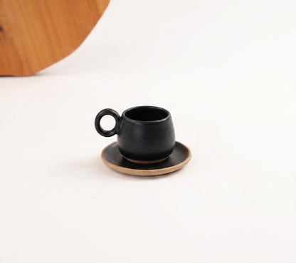 Xícara Cumbuca com Alça em Laço em cerâmica artesanal — tamanho 100ML, argila Cappuccino, esmalte Preto Acetinado
