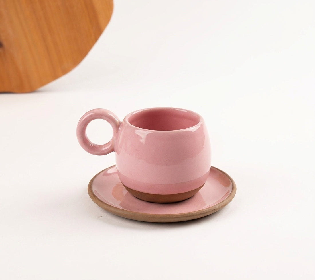 Xícara Cumbuca com Alça em Laço em cerâmica artesanal — tamanho 100ML, argila Cappuccino, esmalte Rosa Barbie