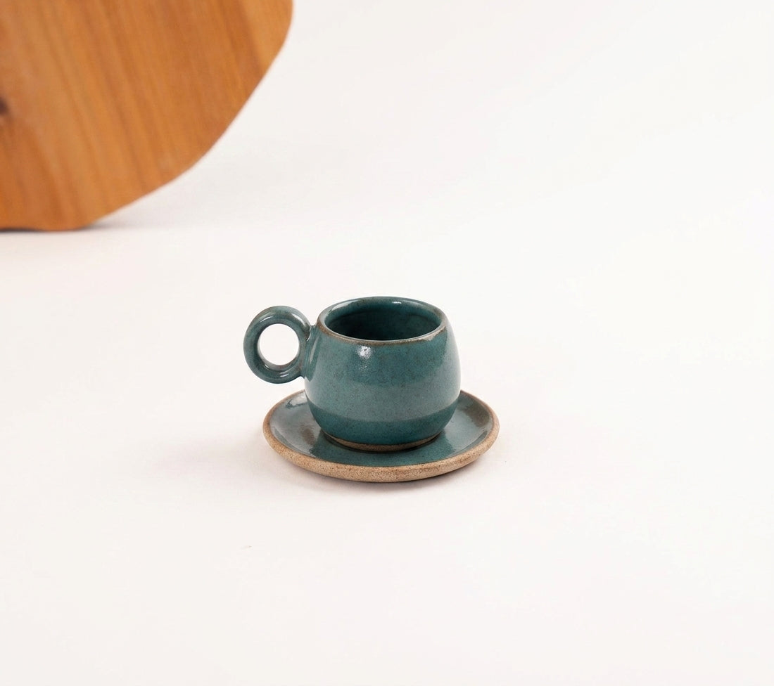 Xícara Cumbuca com Alça em Laço em cerâmica artesanal — tamanho 100ML, argila Cappuccino, esmalte Verde Exército