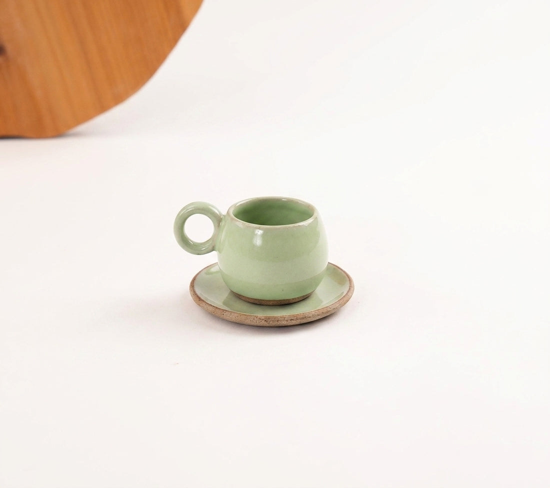 Xícara Cumbuca com Alça em Laço em cerâmica artesanal — tamanho 100ML, argila Cappuccino, esmalte Verde Menta