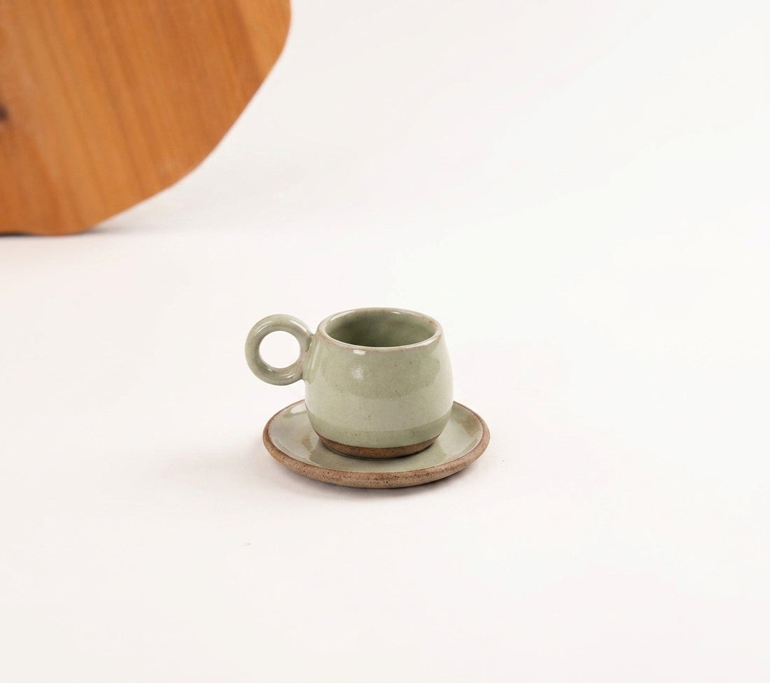 Xícara Cumbuca com Alça em Laço em cerâmica artesanal — tamanho 100ML, argila Cappuccino, esmalte Verde Pompeia