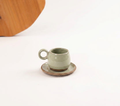 Xícara Cumbuca com Alça em Laço em cerâmica artesanal — tamanho 100ML, argila Cappuccino, esmalte Verde Pompeia