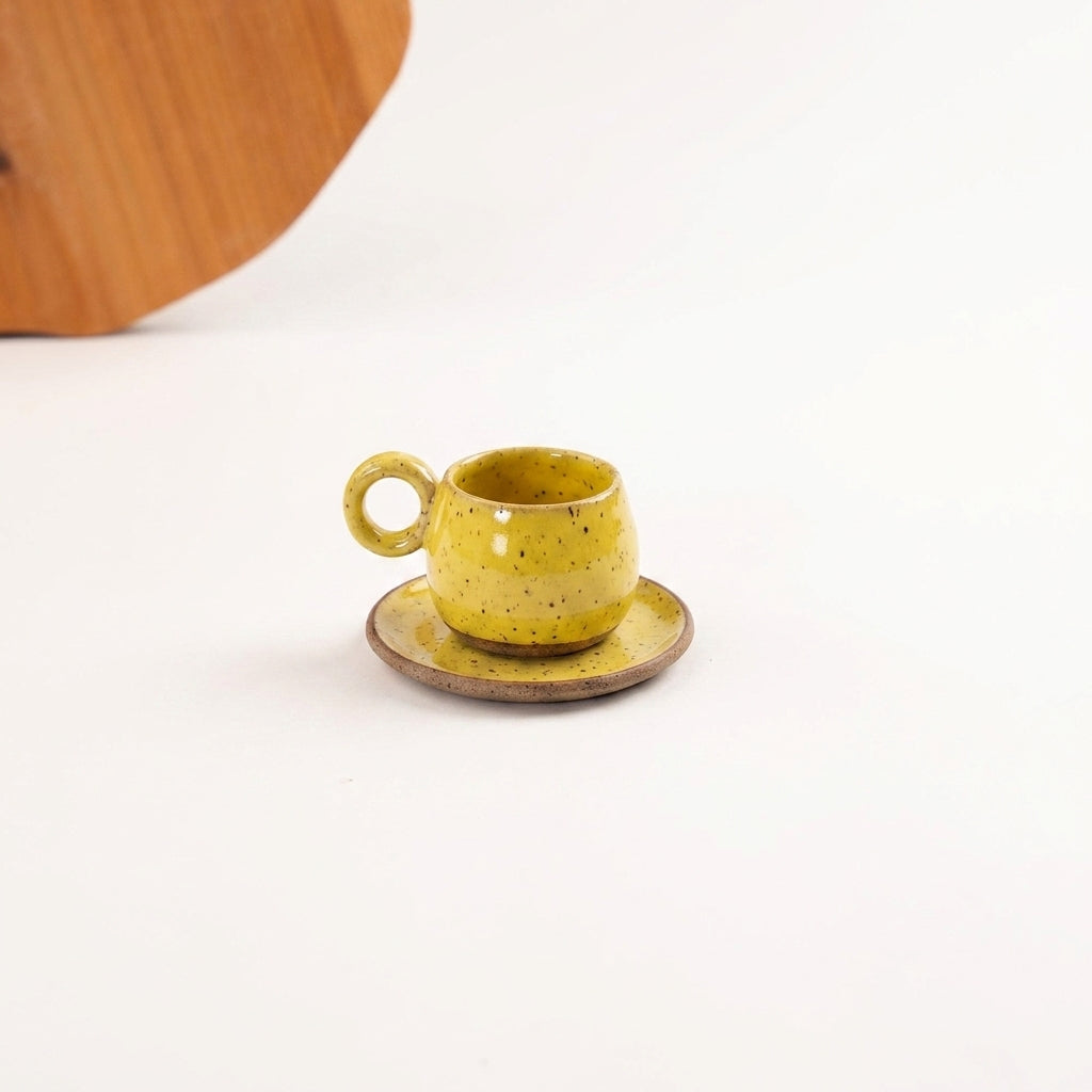 Xícara Cumbuca com Alça em Laço em cerâmica artesanal — tamanho 100ML, argila Flocos, esmalte Amarelo Intenso