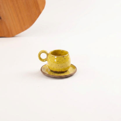 Xícara Cumbuca com Alça em Laço em cerâmica artesanal — tamanho 100ML, argila Flocos, esmalte Amarelo Intenso