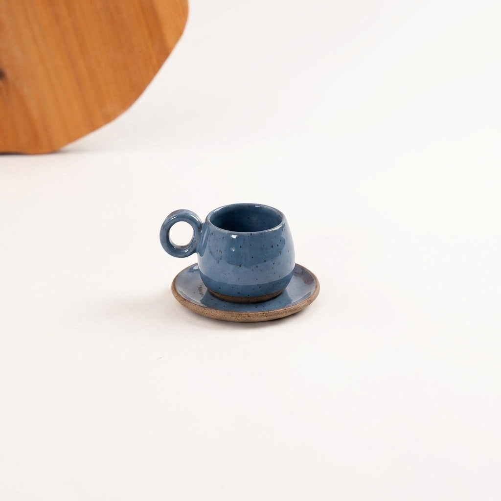 Xícara Cumbuca com Alça em Laço em cerâmica artesanal — tamanho 100ML, argila Flocos, esmalte Azul Safira