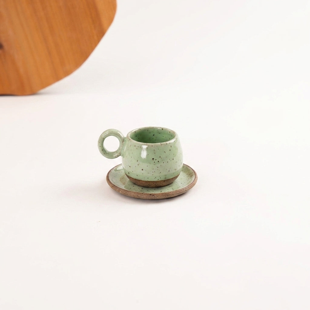 Xícara Cumbuca com Alça em Laço em cerâmica artesanal — tamanho 100ML, argila Flocos, esmalte Verde Menta