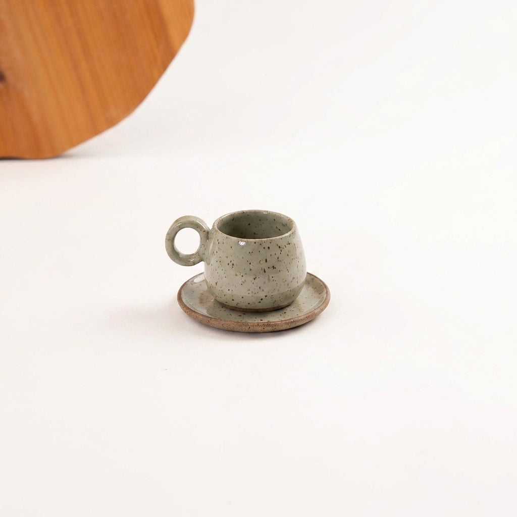 Xícara Cumbuca com Alça em Laço em cerâmica artesanal — tamanho 100ML, argila Flocos, esmalte Verde Pompeia