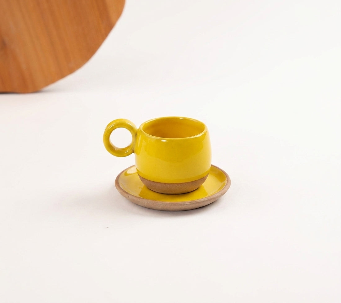 Xícara Cumbuca com Alça em Laço em cerâmica artesanal — tamanho 180ML, argila Cappuccino, esmalte Amarelo Intenso