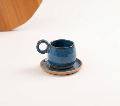 Xícara Cumbuca com Alça em Laço em cerâmica artesanal — tamanho 180ML, argila Cappuccino, esmalte Azul Safira