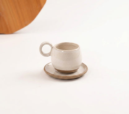 Xícara Cumbuca com Alça em Laço em cerâmica artesanal — tamanho 180ML, argila Cappuccino, esmalte Branco AMME