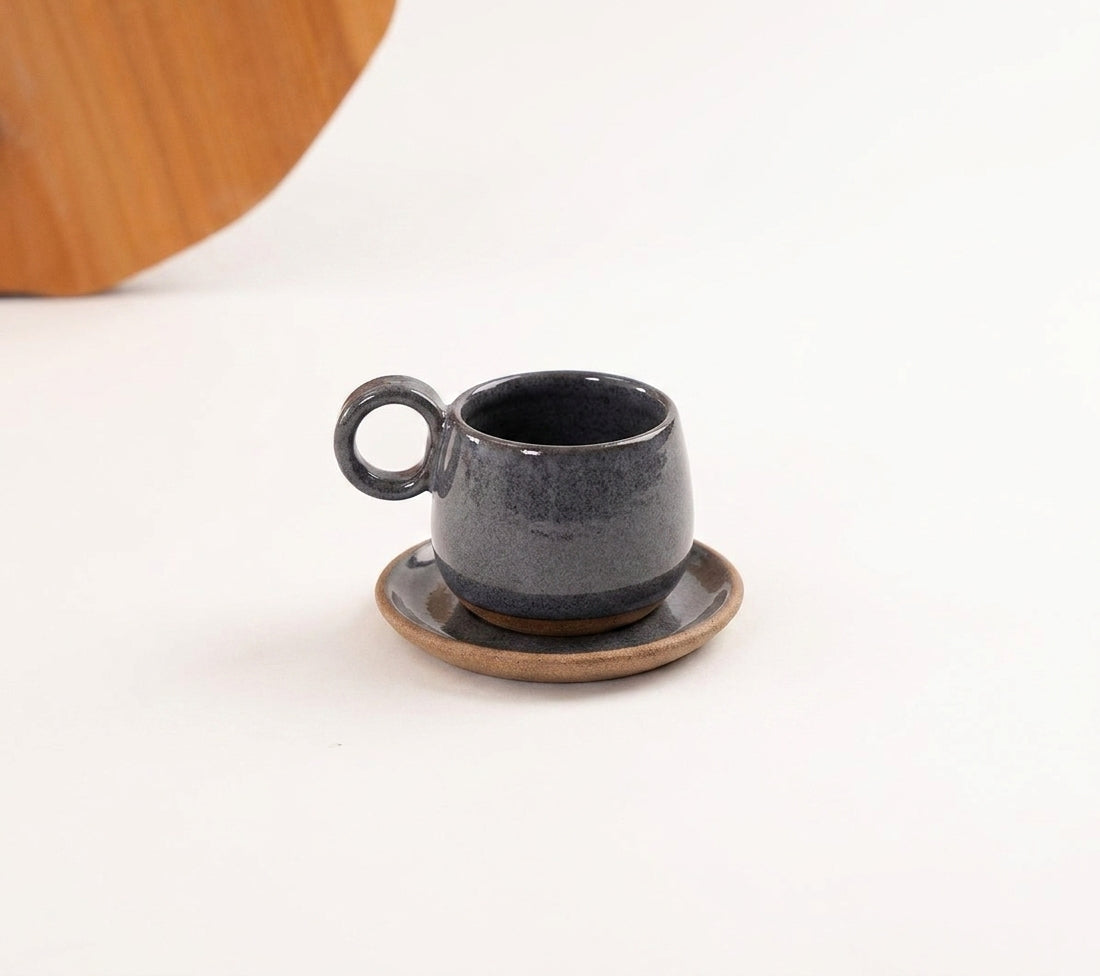 Xícara Cumbuca com Alça em Laço em cerâmica artesanal — tamanho 180ML, argila Cappuccino, esmalte Grafite