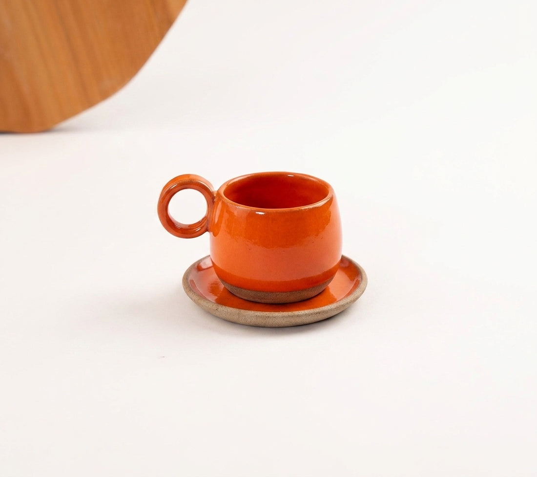 Xícara Cumbuca com Alça em Laço em cerâmica artesanal — tamanho 180ML, argila Cappuccino, esmalte Laranja Intenso