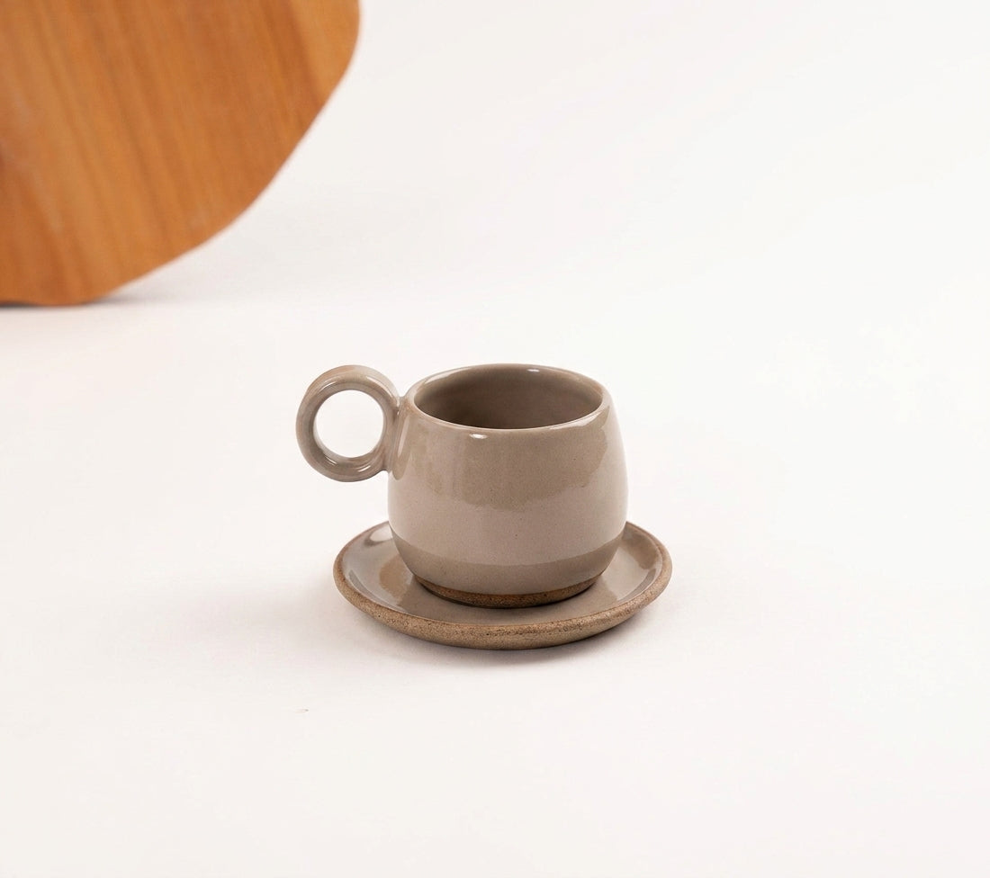 Xícara Cumbuca com Alça em Laço em cerâmica artesanal — tamanho 180ML, argila Cappuccino, esmalte Pedra Sabão