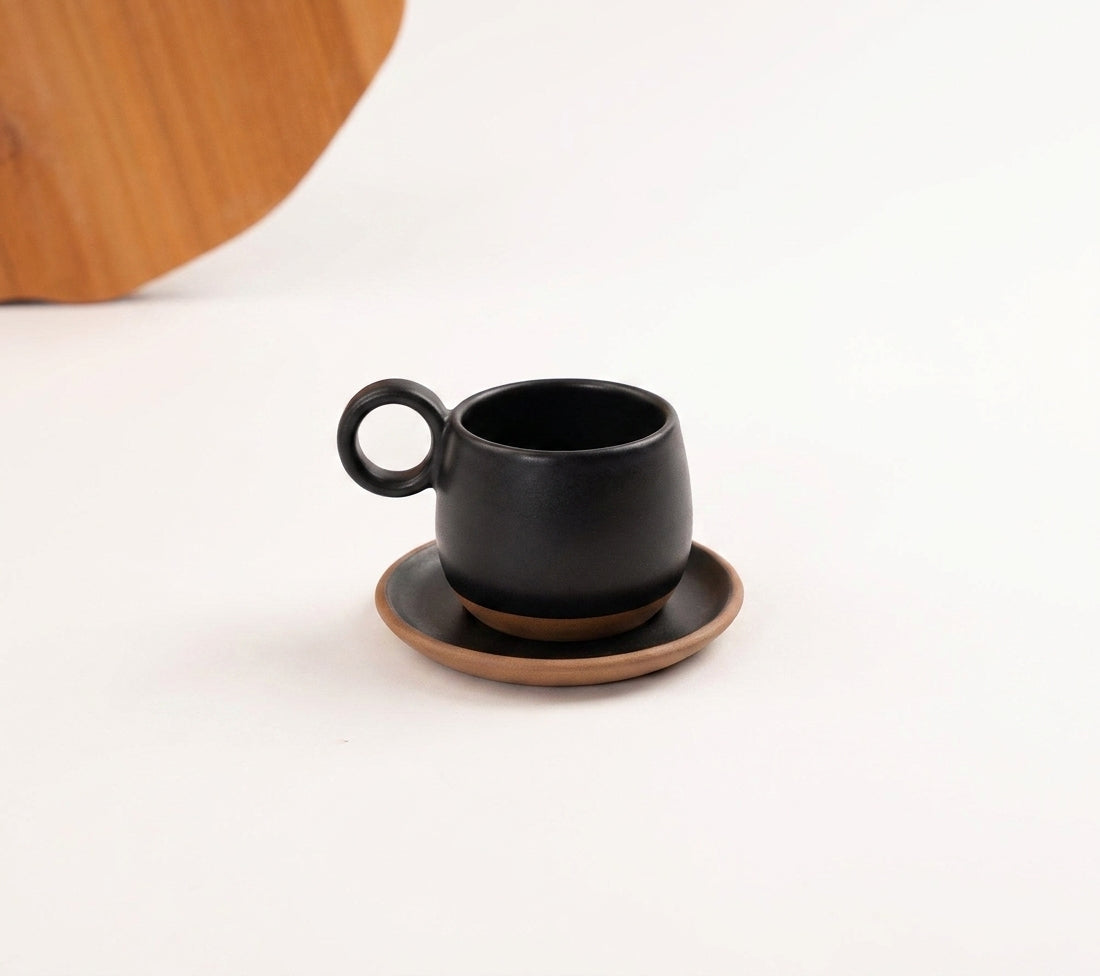 Xícara Cumbuca com Alça em Laço em cerâmica artesanal — tamanho 180ML, argila Cappuccino, esmalte Preto Acetinado