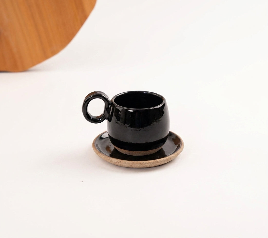 Xícara Cumbuca com Alça em Laço em cerâmica artesanal — tamanho 180ML, argila Cappuccino, esmalte Preto Ébano