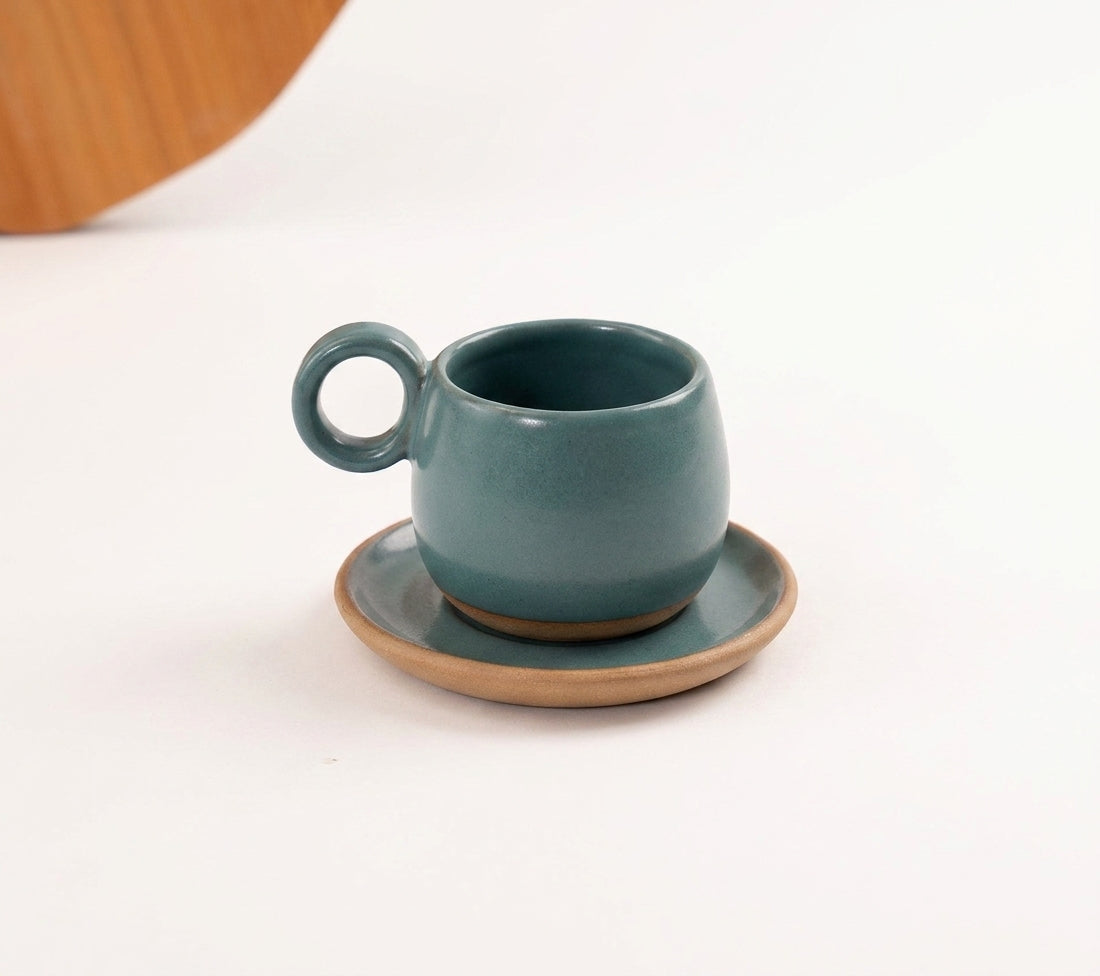 Xícara Cumbuca com Alça em Laço em cerâmica artesanal — tamanho 180ML, argila Cappuccino, esmalte Verde Exército