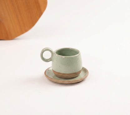 Xícara Cumbuca com Alça em Laço em cerâmica artesanal — tamanho 180ML, argila Cappuccino, esmalte Verde Pompeia